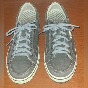 Taos Footwear Gray Sneakers